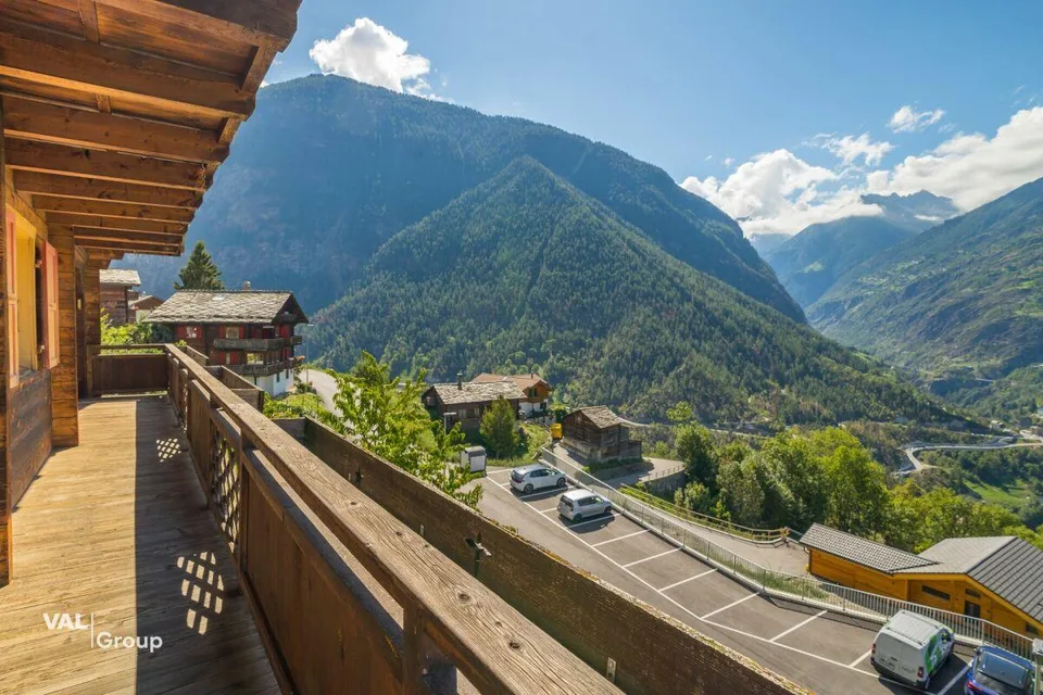 Alpines Wohngefühl mit Blick über das Tal in Staldenried