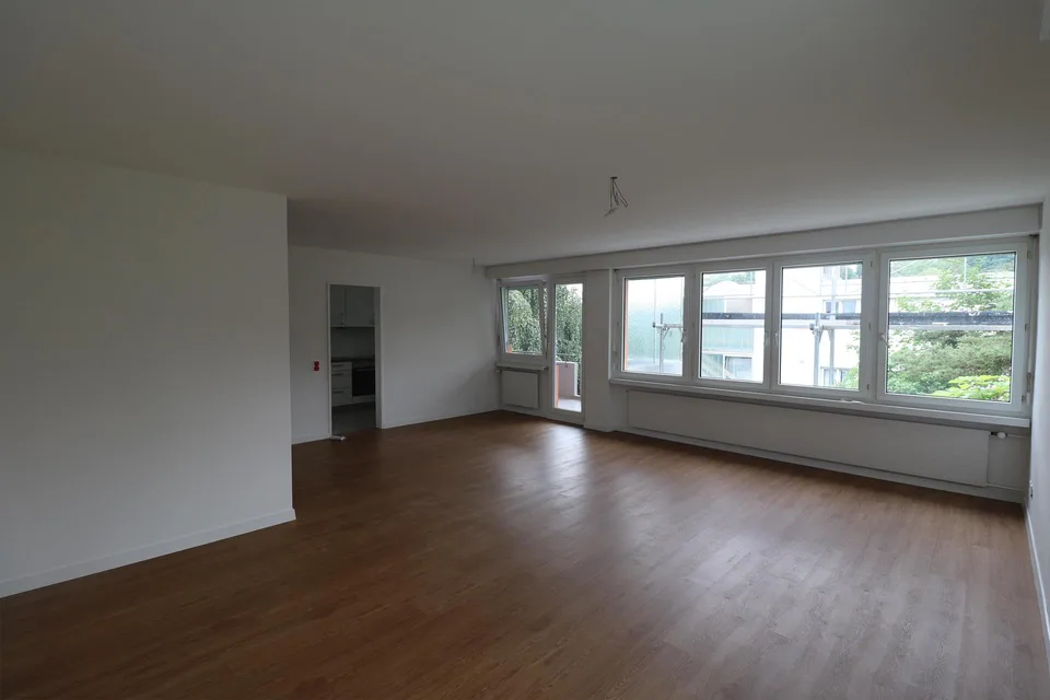 4-Zimmerwohnung mit Balkon per sofort verfügbar – Foto 3 von 12