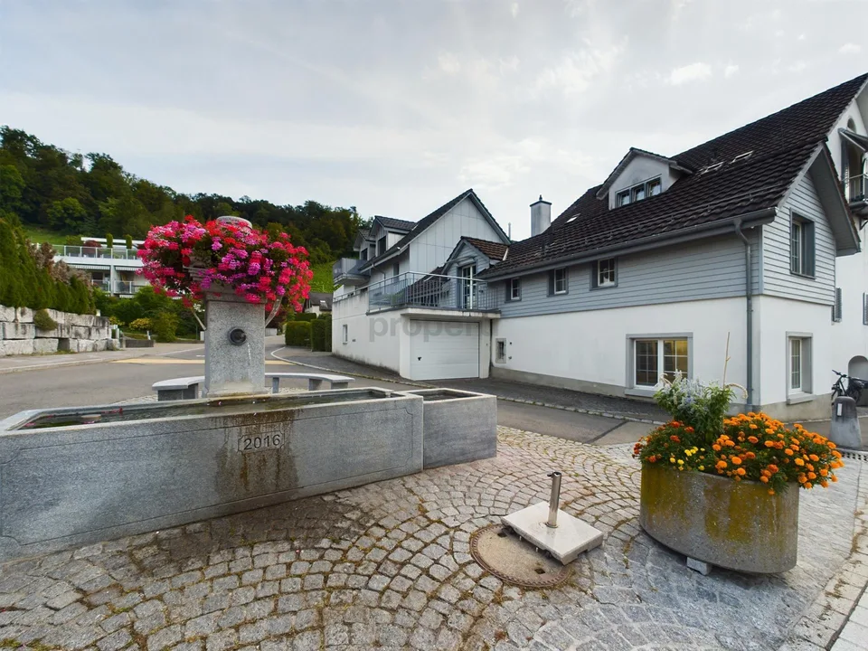 Hohe Decken, 28 m² Terrasse mit Blick auf den historischen Dorfkern...