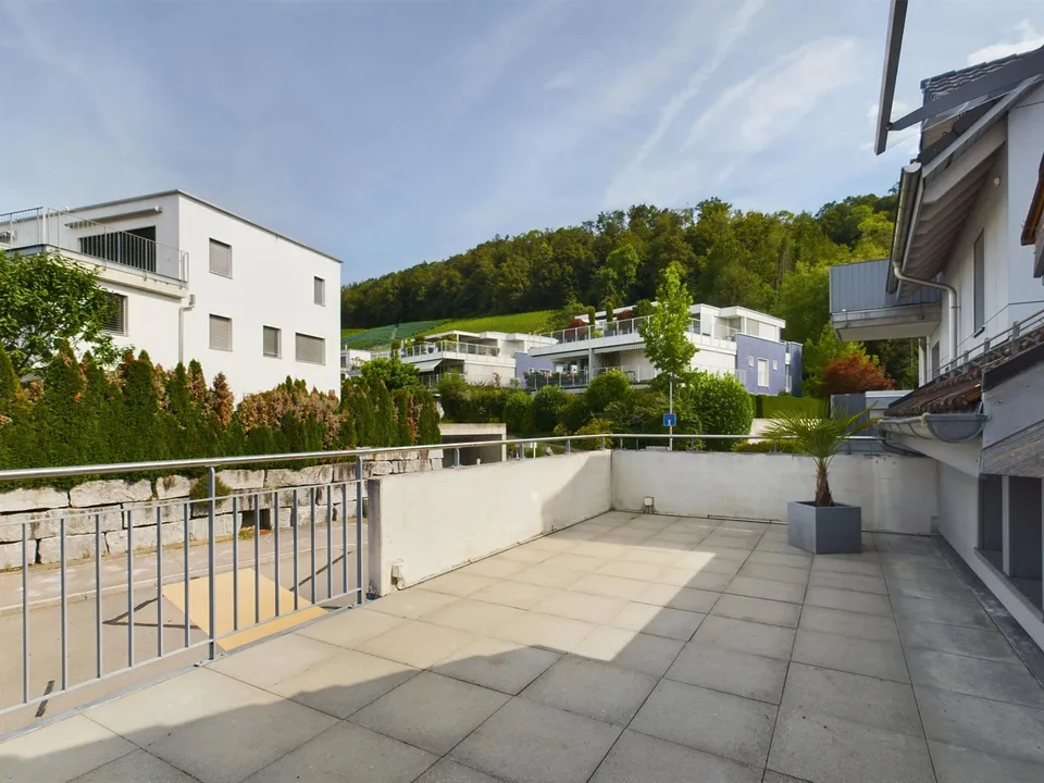 Hohe Decken, 28 m² Terrasse mit Blick auf den historischen Dorfkern...
