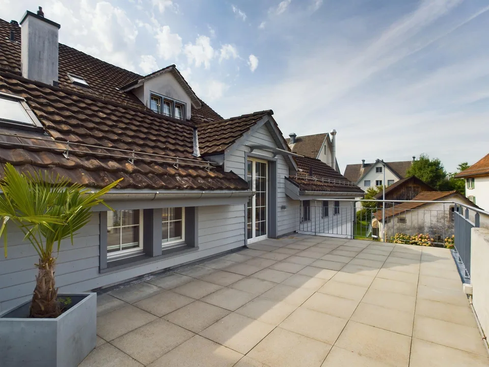 Hohe Decken, 28 m² Terrasse mit Blick auf den historischen Dorfkern...