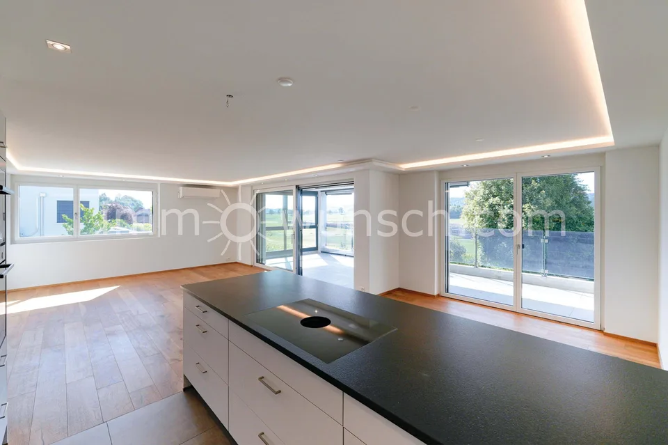Moderne 3 ½ Zi. EGTW, mit Teil verglastem Balkon - herrlicher Ferns... – Foto 3 von 12