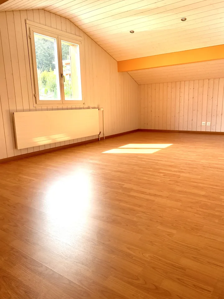 Helle, grosszügige 2.5 Zimmer Dachwohnung – Foto 2 von 4