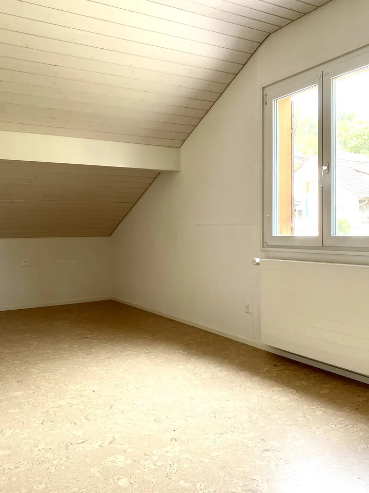 Helle, grosszügige 2.5 Zimmer Dachwohnung – Foto 3 von 4