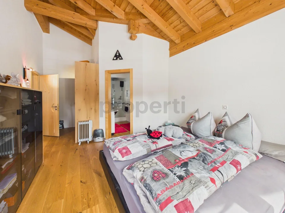 Doppelgarage plus 3 Aussenparkplätze, gemütlicher Kamin und fantast... – Foto 7 von 14