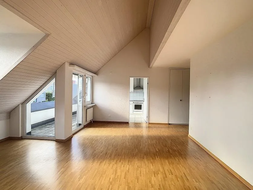 Bright and spacious 3.5-room attic apartment in Oberglatt – photo 2 of 8