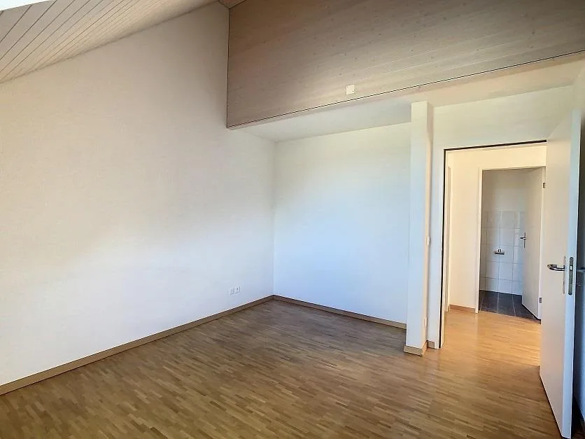 Bright and spacious 3.5-room attic apartment in Oberglatt – photo 7 of 8