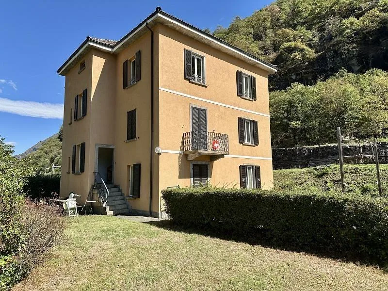 3-Familienhaus mit grossem Garten und Baulandparzelle / casa con tr... – foto 2 di 28