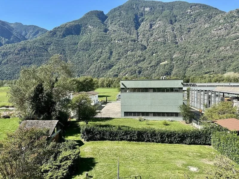 3-Familienhaus mit grossem Garten und Baulandparzelle / casa con tr... – foto 21 di 28