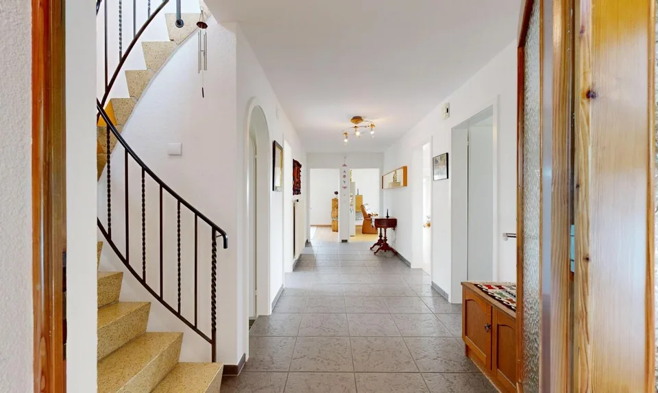 Casa unifamiliare con giardino spazioso e area di soggiorno coperta – foto 8 di 11