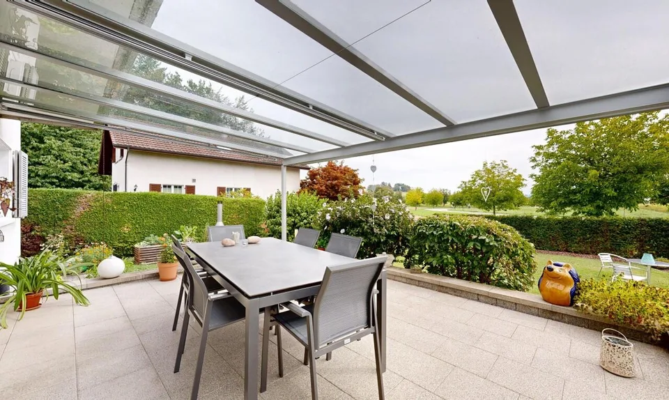 Casa unifamiliare con giardino spazioso e area di soggiorno coperta – foto 4 di 11