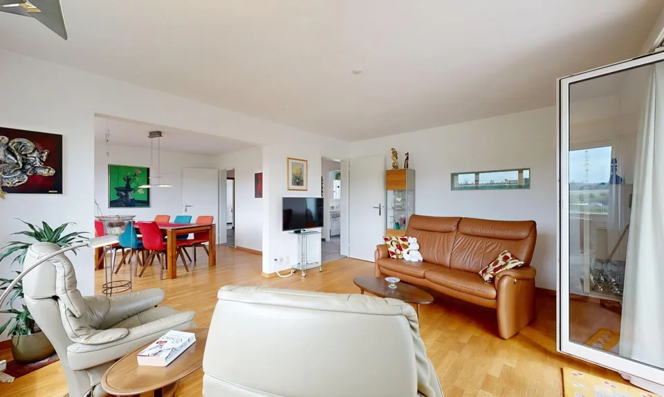 Casa unifamiliare con giardino spazioso e area di soggiorno coperta – foto 3 di 11