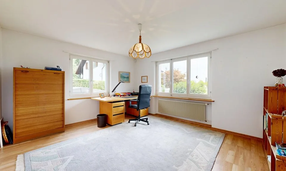 Casa unifamiliare con giardino spazioso e area di soggiorno coperta – foto 7 di 11