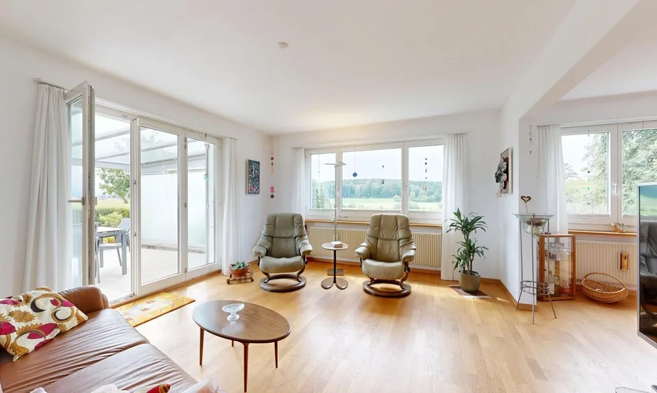Casa unifamiliare con giardino spazioso e area di soggiorno coperta – foto 2 di 11