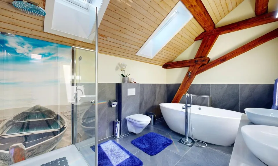 Unique attic apartment with fireplace and visible beams – photo 9 of 11