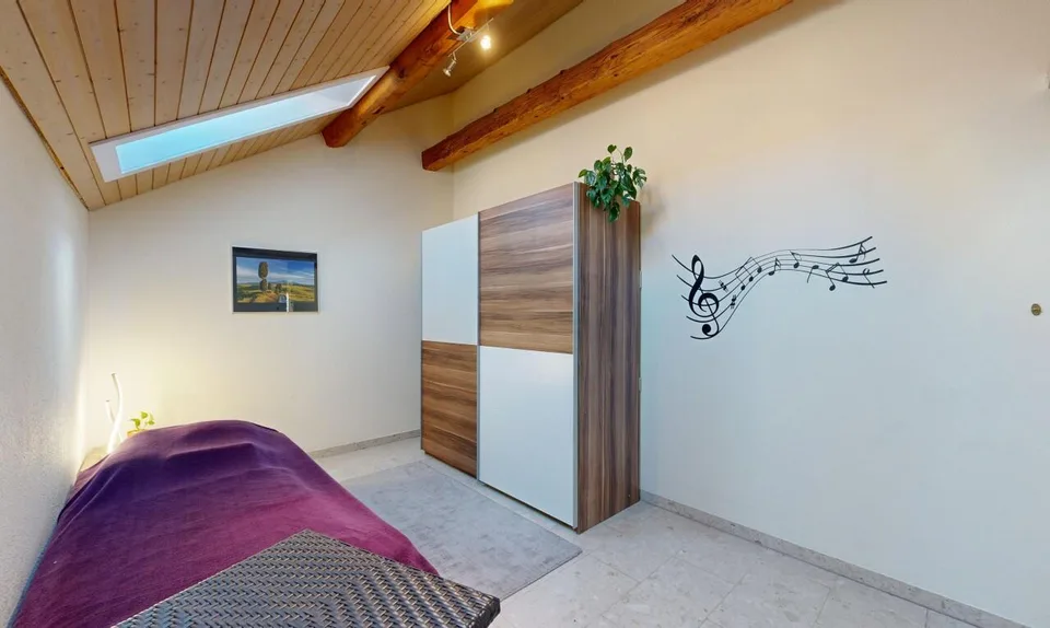 Unique attic apartment with fireplace and visible beams – photo 8 of 11