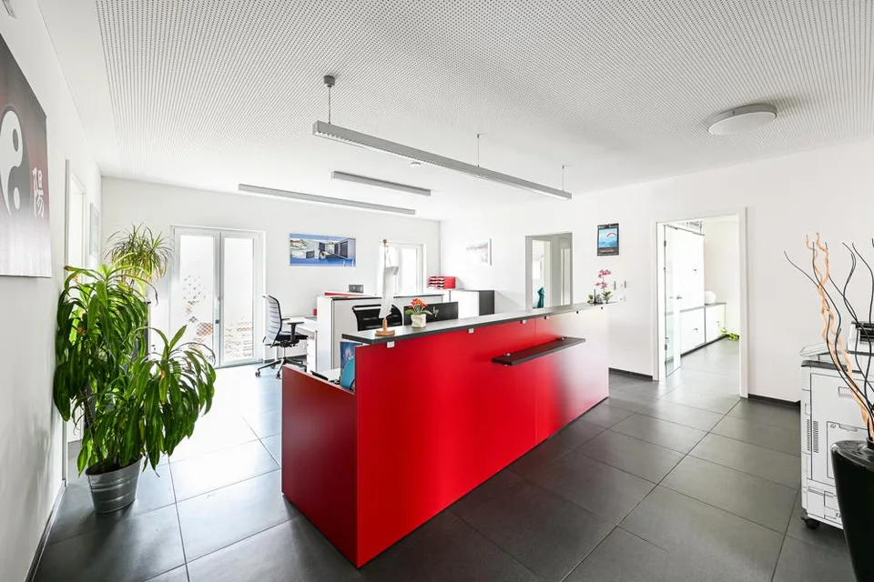 Moderne Gewerbeliegenschaft an verkehrsgünstiger Lage – foto 2 di 7