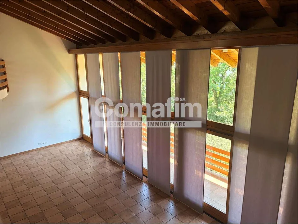 Spaziosa casa bifamiliare con giardino in zona tranquilla a Cadro – Foto 3 von 13