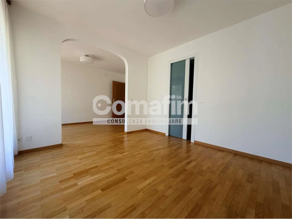 Spaziosa casa bifamiliare con giardino in zona tranquilla a Cadro – Foto 12 von 13