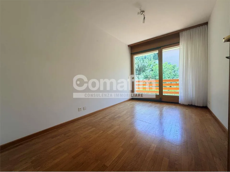 Spaziosa casa bifamiliare con giardino in zona tranquilla a Cadro – Foto 8 von 13