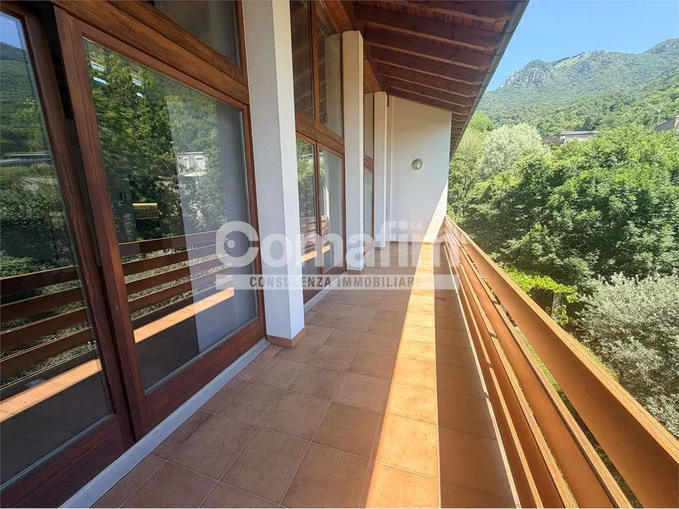 Spaziosa casa bifamiliare con giardino in zona tranquilla a Cadro – Foto 6 von 13