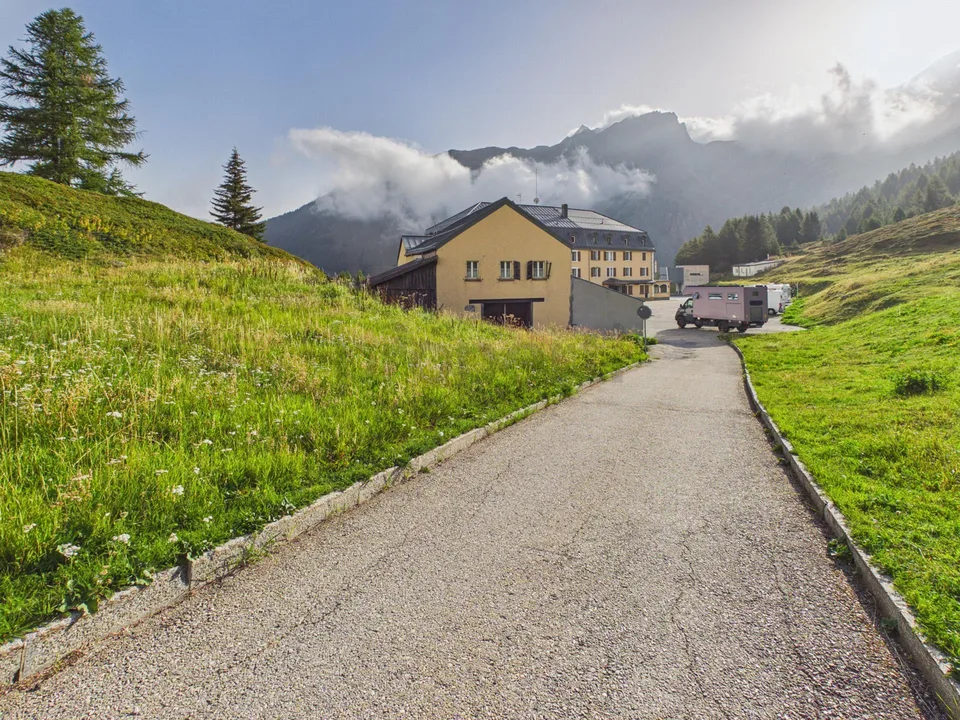 Historisches Pass-Juwel auf 2'005 m ü. M.: 228 m² Wohnfläche, alpine Traumkulisse und vielseitige Nutzung – Foto 4 von 16