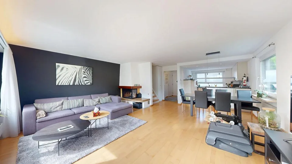 Idyllisches 5.5-Zimmer-Reiheneckhaus mit Garage und Cheminée – foto 2 di 17
