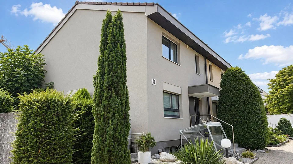 Idyllisches 5.5-Zimmer-Reiheneckhaus mit Garage und Cheminée – foto 15 di 17