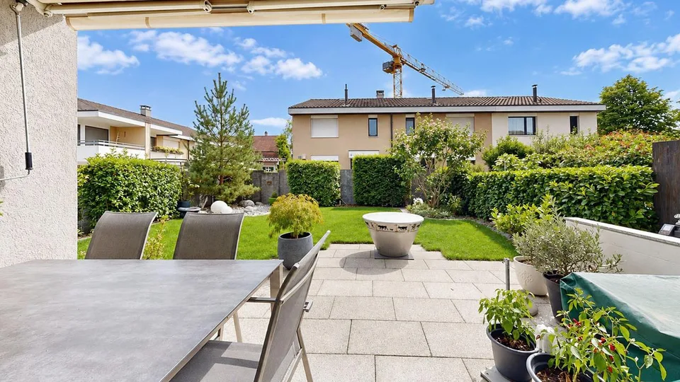 Idyllisches 5.5-Zimmer-Reiheneckhaus mit Garage und Cheminée – foto 13 di 17
