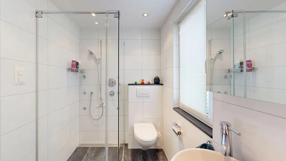 Idyllisches 5.5-Zimmer-Reiheneckhaus mit Garage und Cheminée – foto 11 di 17