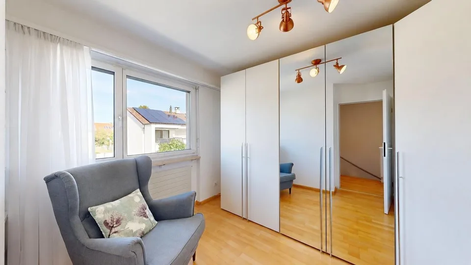 Idyllisches 5.5-Zimmer-Reiheneckhaus mit Garage und Cheminée – foto 10 di 17
