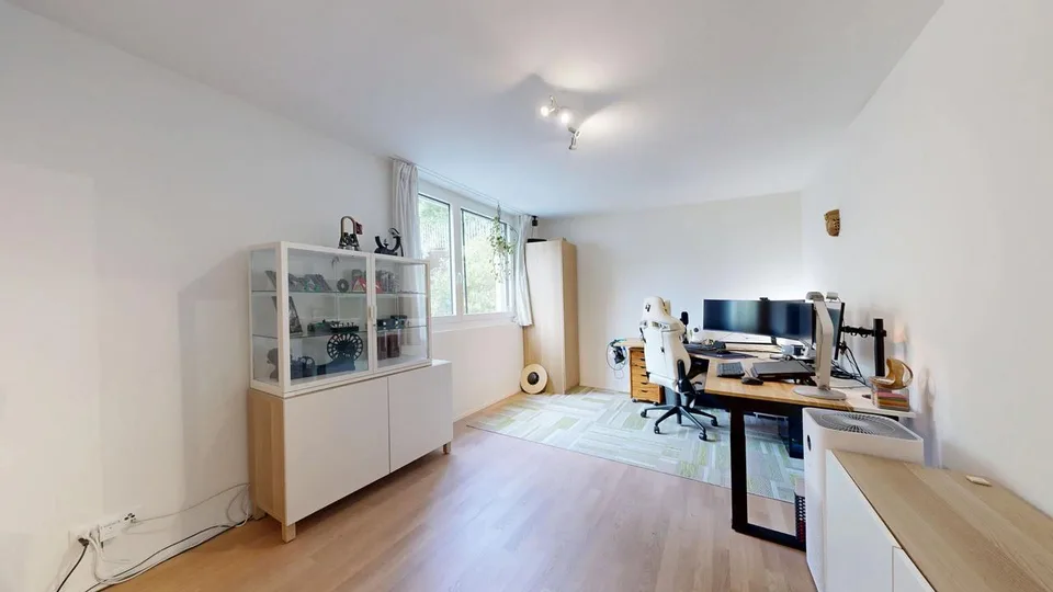 Moderne 4.5-Zimmer-Wohnung mit Balkon und zwei Einstellhallenplätzen – photo 12 sur 17