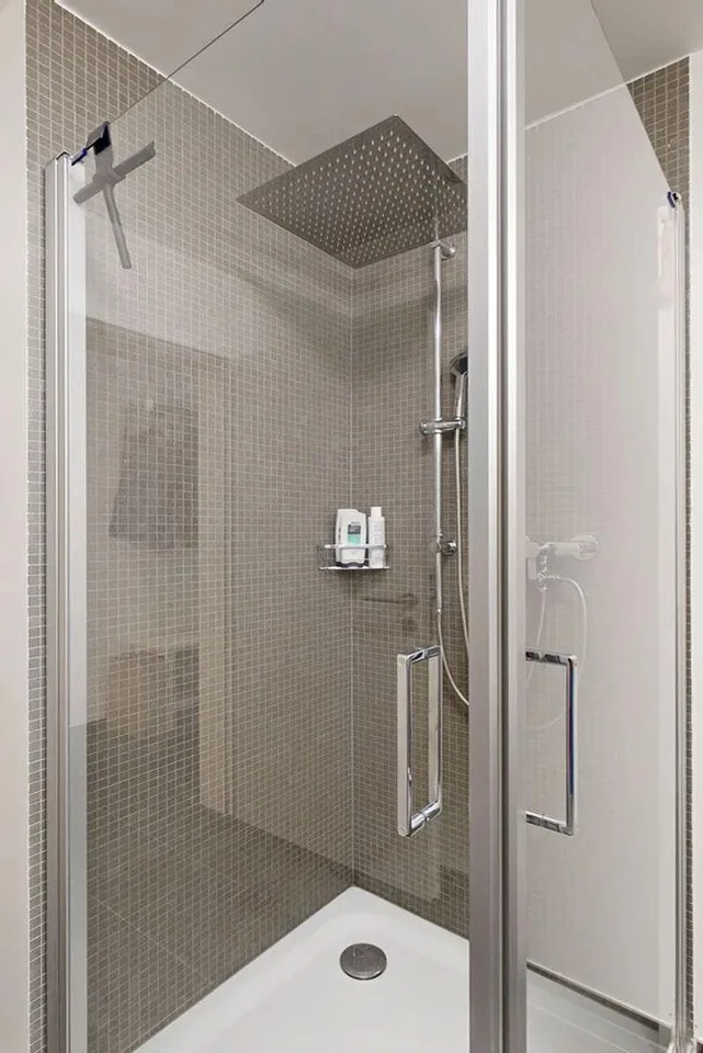 Moderne 4.5-Zimmer-Wohnung mit Balkon und zwei Einstellhallenplätzen – photo 11 sur 17