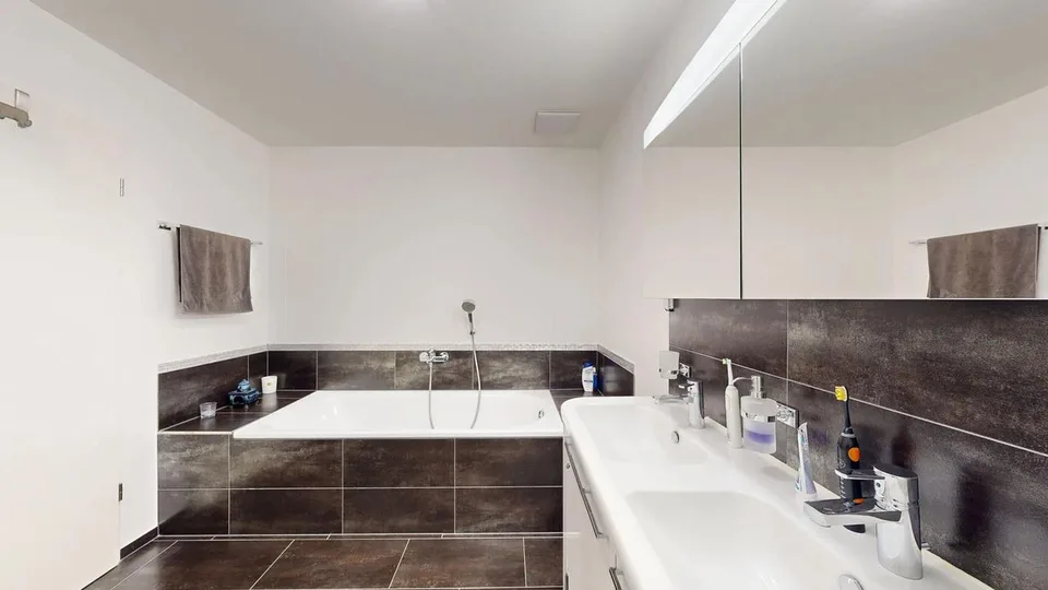 Moderne 4.5-Zimmer-Wohnung mit Balkon und zwei Einstellhallenplätzen – photo 9 sur 17