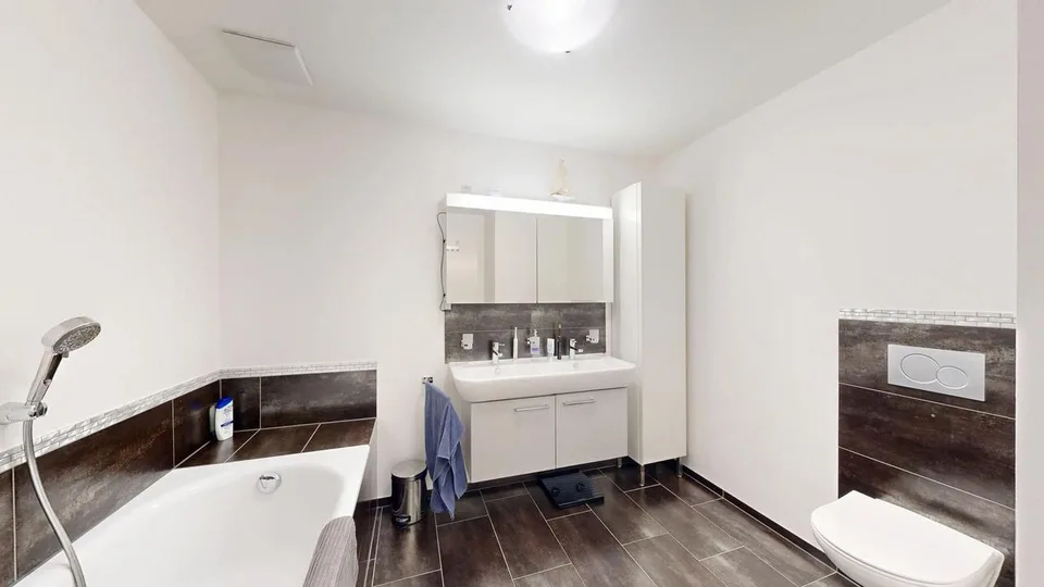 Moderne 4.5-Zimmer-Wohnung mit Balkon und zwei Einstellhallenplätzen – photo 8 sur 17