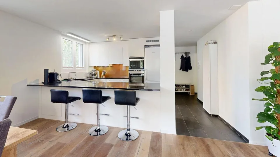 Moderne 4.5-Zimmer-Wohnung mit Balkon und zwei Einstellhallenplätzen – photo 2 sur 17