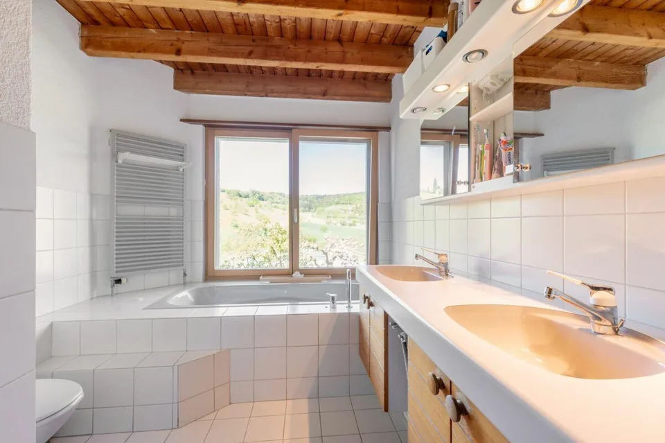 Maison individuelle de 6,5 pièces située à la périphérie de l'agglomération, avec beaucoup d'intimité et une vue magnifique sur la vallée de Mettau – photo 15 sur 24