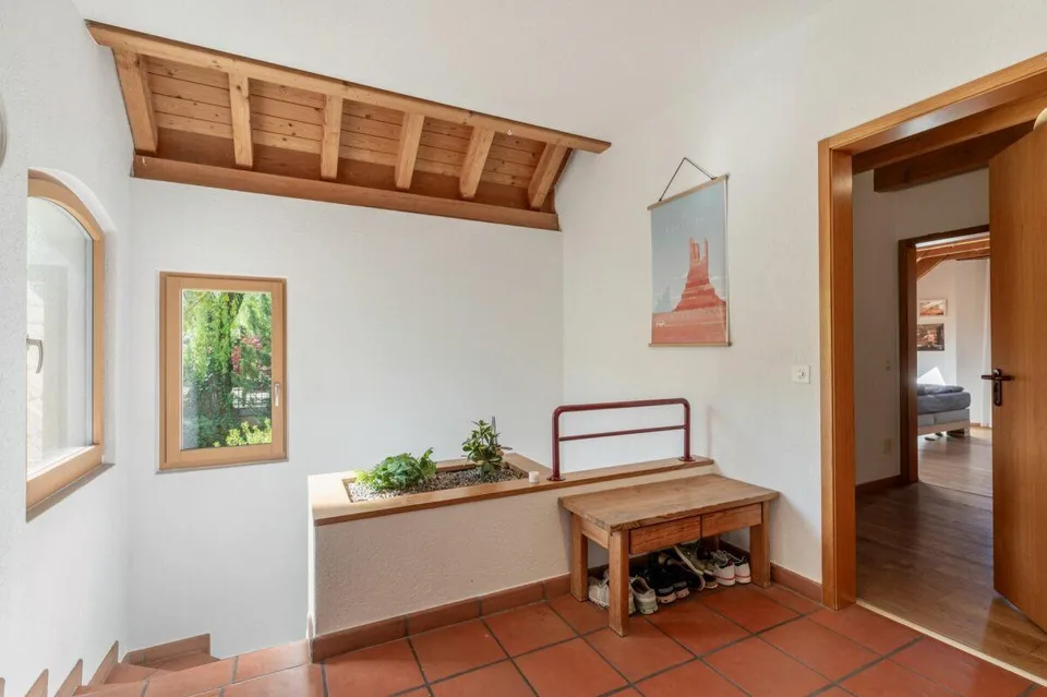 Maison individuelle de 6,5 pièces située à la périphérie de l'agglomération, avec beaucoup d'intimité et une vue magnifique sur la vallée de Mettau – photo 9 sur 24