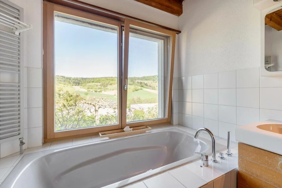 Maison individuelle de 6,5 pièces située à la périphérie de l'agglomération, avec beaucoup d'intimité et une vue magnifique sur la vallée de Mettau – photo 16 sur 24