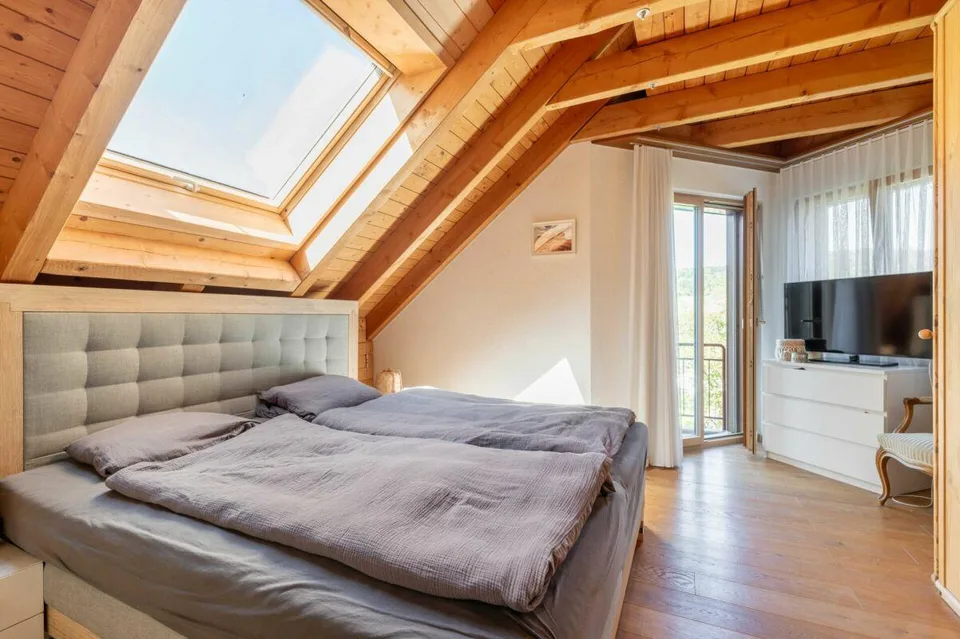 Maison individuelle de 6,5 pièces située à la périphérie de l'agglomération, avec beaucoup d'intimité et une vue magnifique sur la vallée de Mettau – photo 11 sur 24