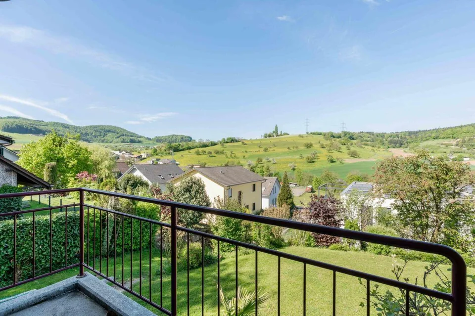 Maison individuelle de 6,5 pièces située à la périphérie de l'agglomération, avec beaucoup d'intimité et une vue magnifique sur la vallée de Mettau – photo 12 sur 24