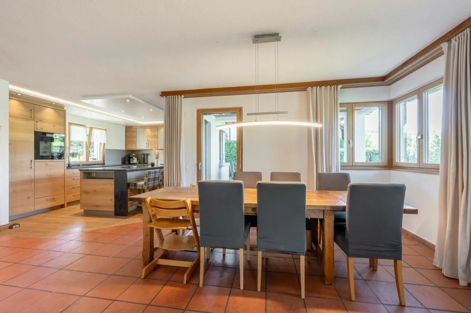 Maison individuelle de 6,5 pièces située à la périphérie de l'agglomération, avec beaucoup d'intimité et une vue magnifique sur la vallée de Mettau – photo 6 sur 24