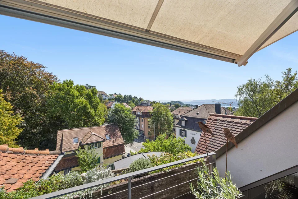 Maisonnette de toit unique de 3,5 pièces avec vue sur la ville – photo 3 sur 4