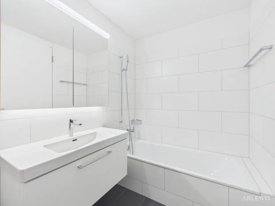 Modernes Wohnen über den Dächern - 11 Etage mit See- und Bergblick – photo 8 sur 12