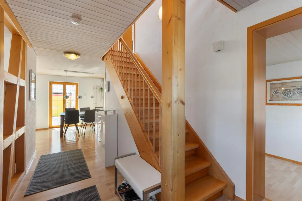 Une maison avec histoire : spacieuse maison individuelle 6,5 pièces avec beau winter garden – photo 4 sur 21