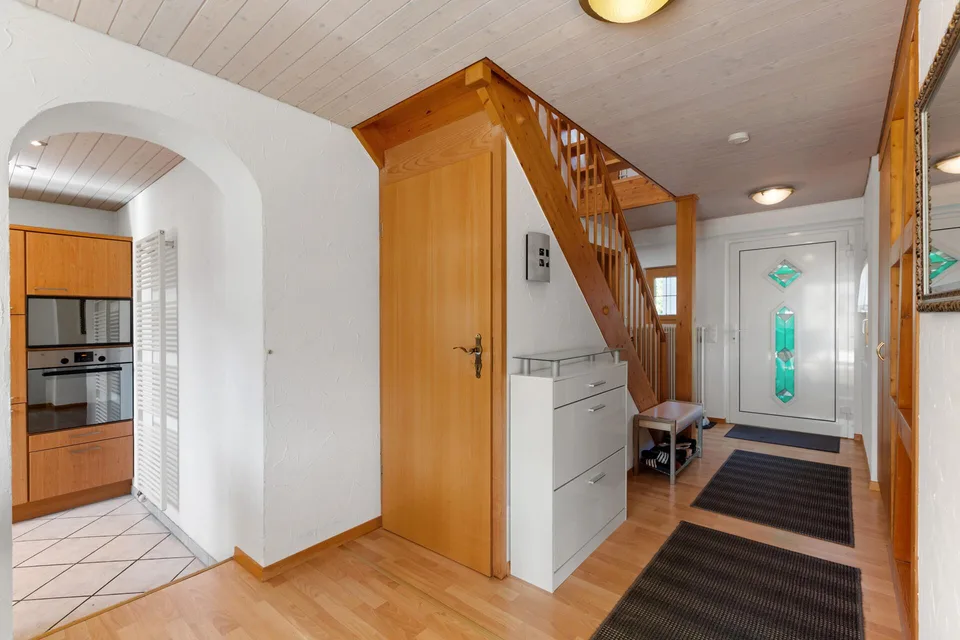 Une maison avec histoire : spacieuse maison individuelle 6,5 pièces avec beau winter garden – photo 5 sur 21