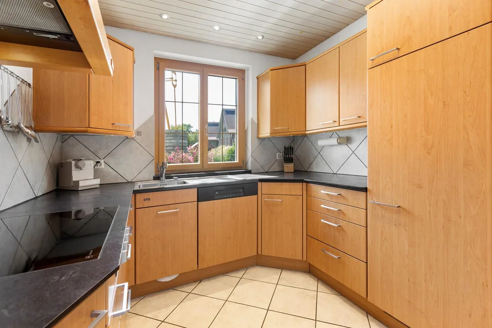 Une maison avec histoire : spacieuse maison individuelle 6,5 pièces avec beau winter garden – photo 3 sur 21