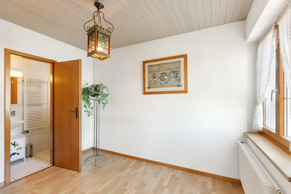 Une maison avec histoire : spacieuse maison individuelle 6,5 pièces avec beau winter garden – photo 10 sur 21