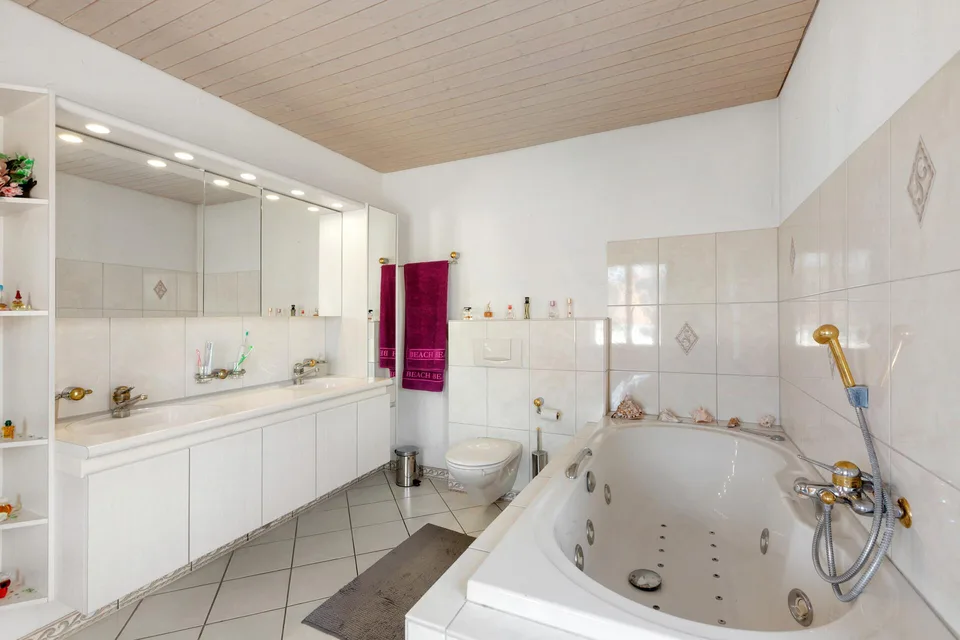 Une maison avec histoire : spacieuse maison individuelle 6,5 pièces avec beau winter garden – photo 13 sur 21