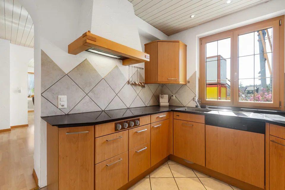 Une maison avec histoire : spacieuse maison individuelle 6,5 pièces avec beau winter garden – photo 2 sur 21
